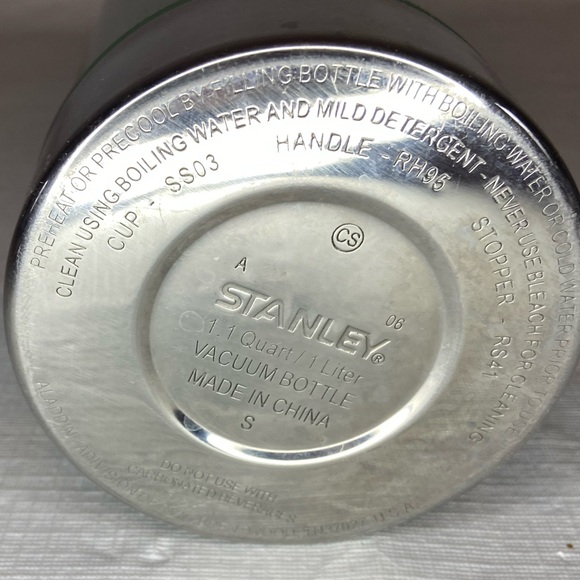 Green Stanley Classic Vacuum Thermos Bottle Insulated 1.1 Qt 1L Stainless Steel - Picture 4 of 9